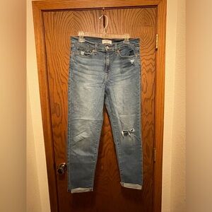Boyfriend style loose fitting jeans. Never worn.